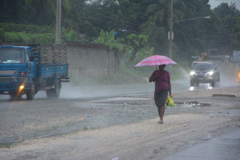 Una vaguada y una onda tropical continuarán generando aguaceros este lunes