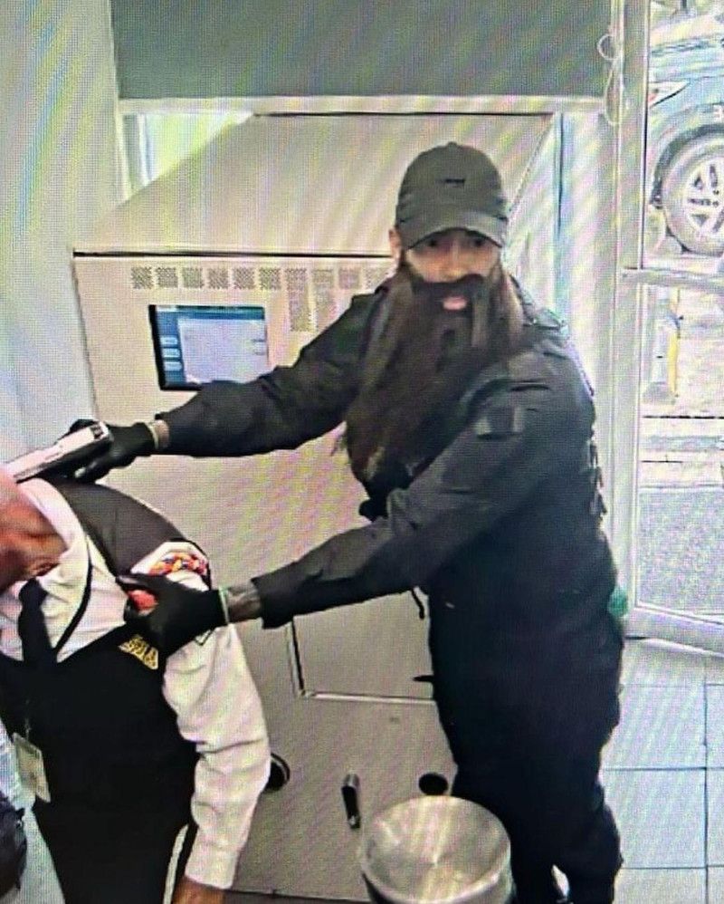 Circulan imágenes de los que asaltaron a sucursal del Banco Popular