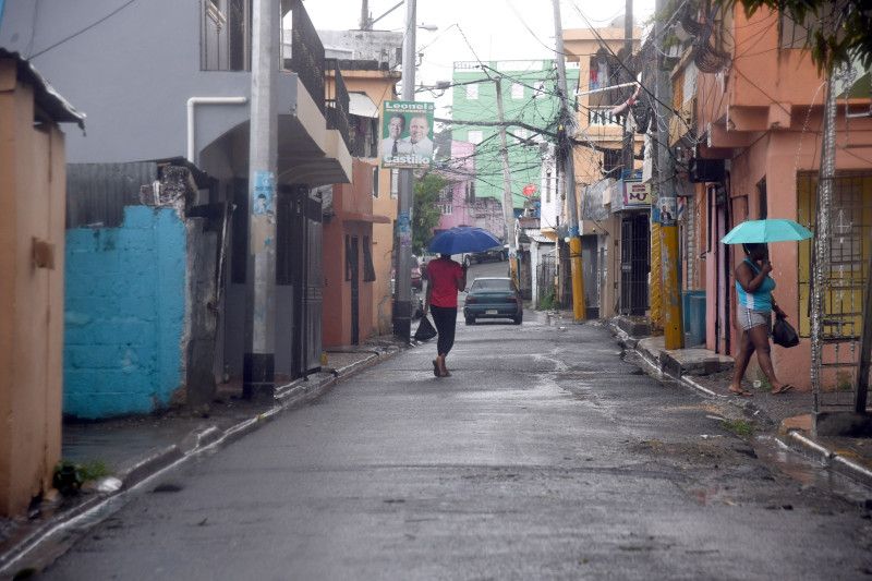 Vaguada y onda tropical seguirán provocando lluvias y fuertes vientos este martes