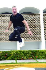 Mariano Aljadaqui: el muchacho de los 90 que se mantiene volando alto en el pop-rock