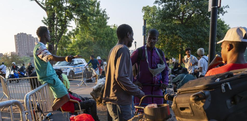 Nueva York presume de modelo migratorio, pero critica la falta de apoyo del Gobierno federal