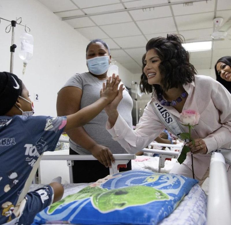 Miss Universo 2023 Sheynnis Palacios visita a niños con cáncer en Santo Domingo
