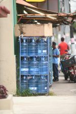 El agua embotellada es expuesta más al sol en fábricas que en colmados