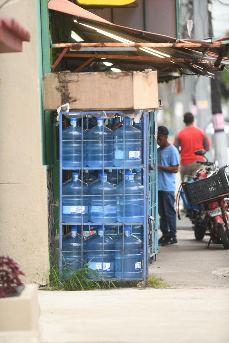 El agua embotellada es expuesta más al sol en fábricas que en colmados