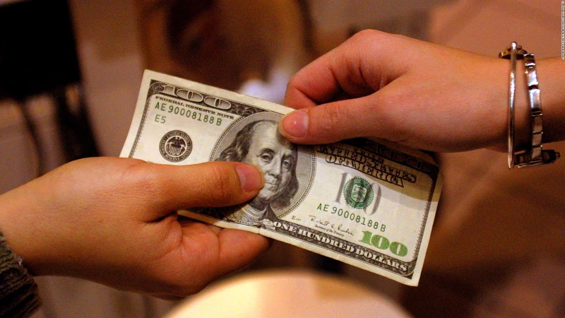 El dinero en efectivo sobrevive en EE.UU. gracias a la inmigración ilegal y al coste de tarjetas