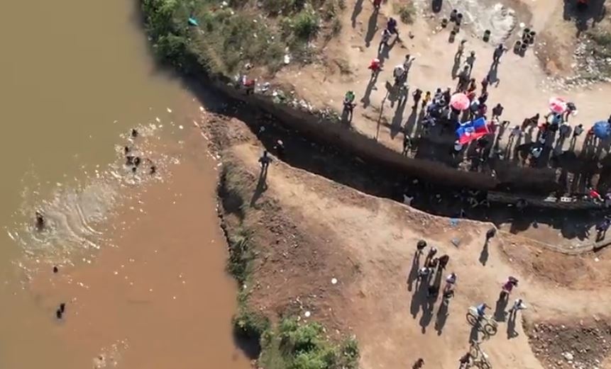 Haitianos extraen arena y depredan río Masacre