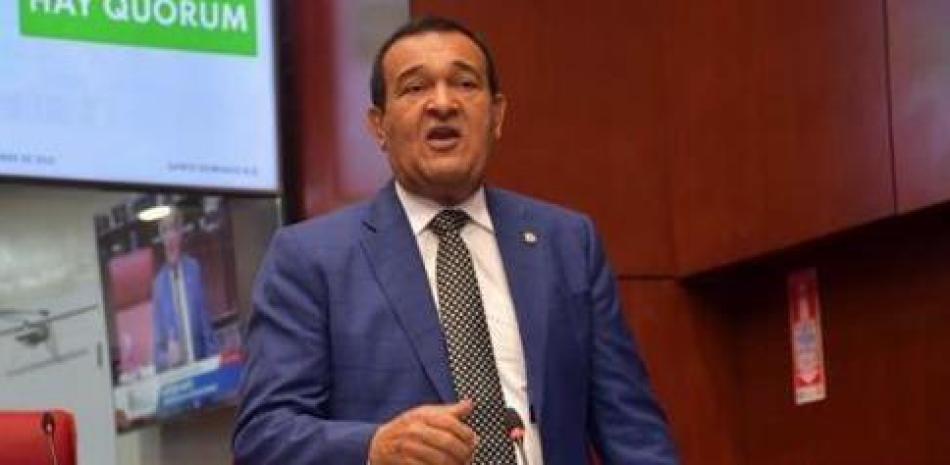 Senador Antonio Marte, denuncia que una mafia pretende robarle una propiedad con títulos fraudulentos.