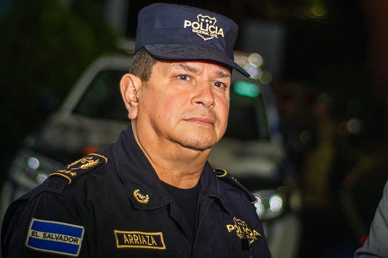 Muere en un accidente director de policía de El Salvador, líder de guerra antipandillas