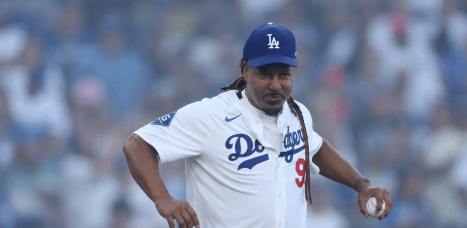Manny Ramírez lanzó la primera bola en el juego 1 entre Mets y Dodgers