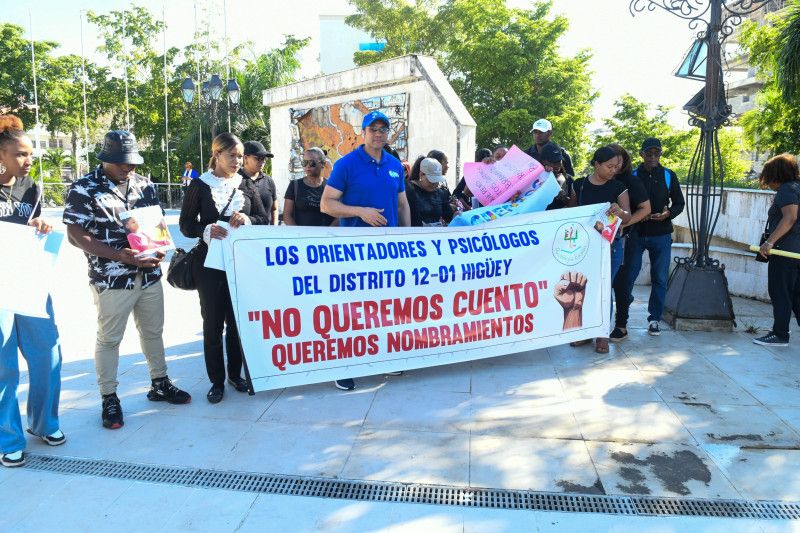 “Ya basta de promesas incumplidas”: Decenas de maestros protestas en reclamo de nombramientos