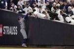 Así fue el momento en el que dos fans le arrebataron la bola del guante a Mookie Betts