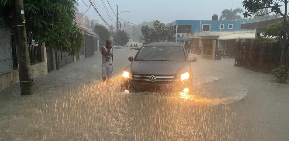 Las lluvias continuarán este martes por onda tropical y vaguada