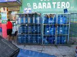 Venció plazo dado por ProConsumidor y el agua en botellones sigue expuesta al sol