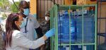 Propietarios de negocios siguen vendiendo agua en botellones sin protegerla del sol