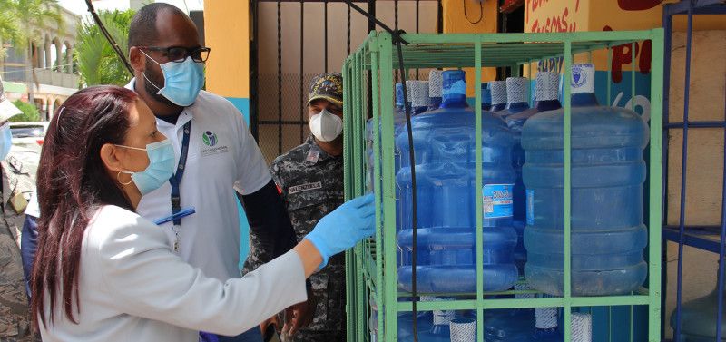Propietarios de negocios siguen vendiendo agua en botellones sin protegerla del sol