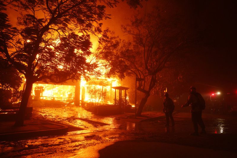 Estado de emergencia en Los Ángeles por voraces incendios con 30,000 evacuados
