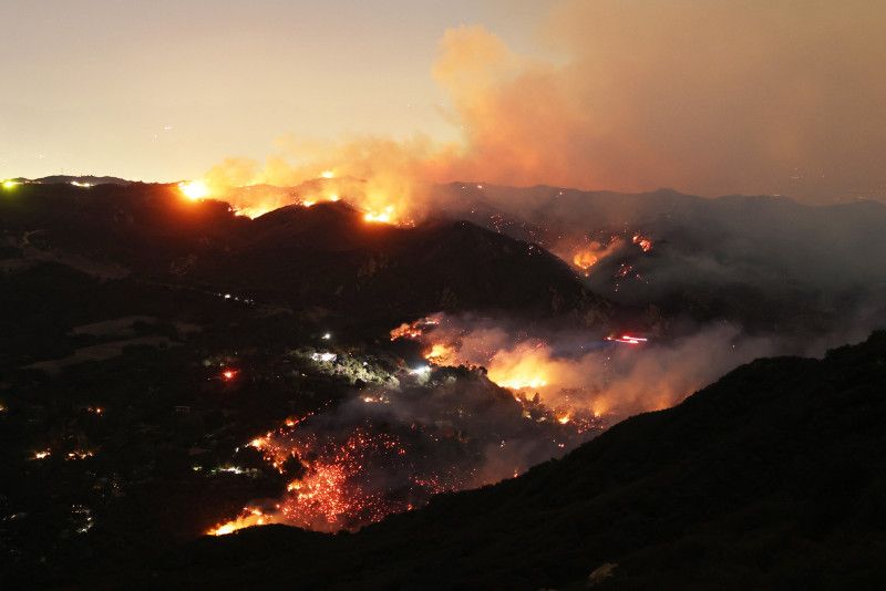 Se elevan a 10 los muertos por incendios en Los Ángeles; hay más de 10,000 estructuras en cenizas Se elevan a 10 los muertos por incendios en Los Ángeles; hay más de 10,000 estructuras en cenizas