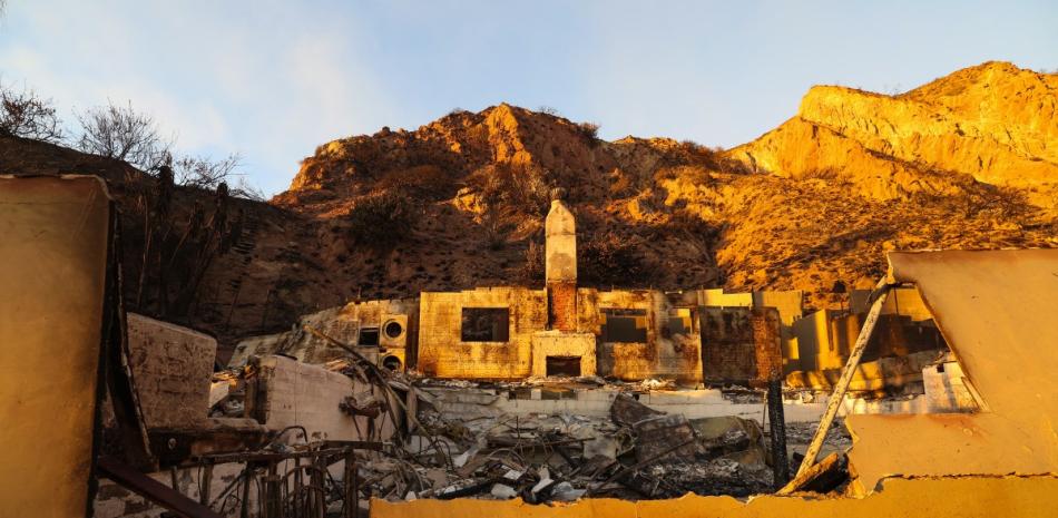 Aumentan a 24 los fallecidos por incendios en Los Ángeles