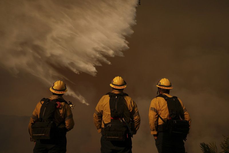 Los reclusos también arriesgan sus vidas en la batalla contra los incendios de California
