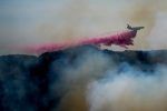 Polvo rosa, el retardante que ayuda a combatir los incendios en California