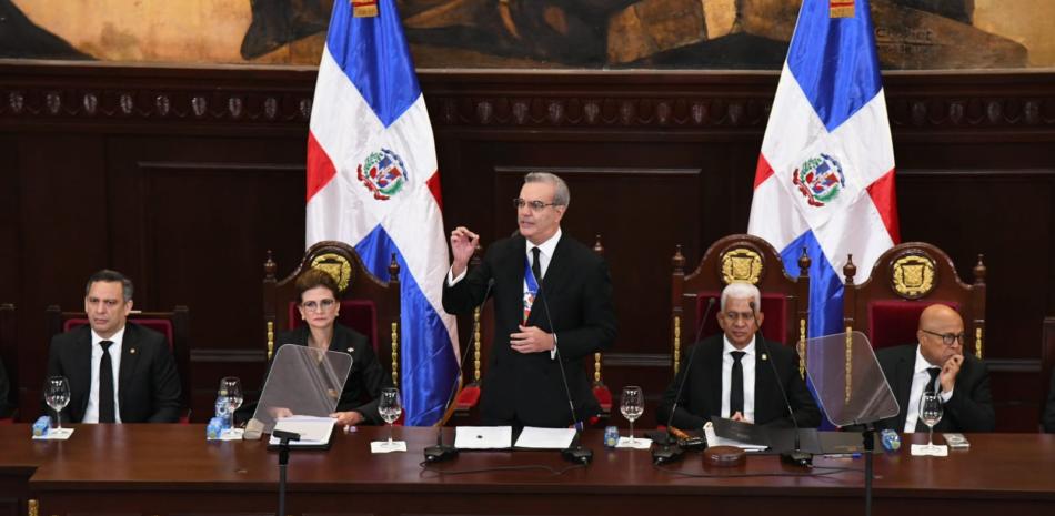 Fusiones, alianzas público-privadas y apagones temas ausentes en el discurso de Abinader