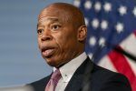 Departamento de Justicia ordena retirar cargos contra alcalde de Nueva York, Eric Adams