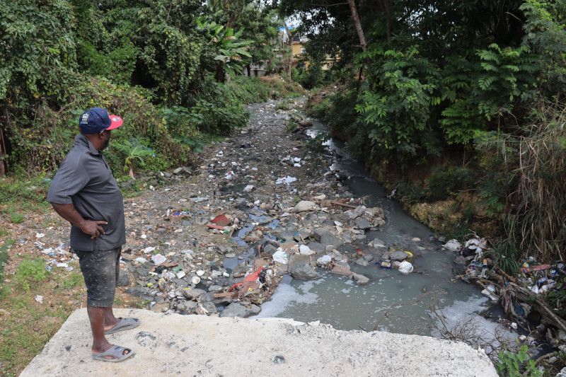 Vecinos de una calle de Pantoja no aguantan hedor nauseabundo de cañada