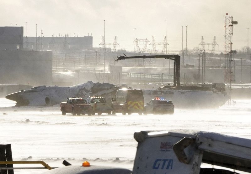 Delta ofrece 30,000 dólares a los pasajeros del avión en Toronto que se volcó al aterrizar