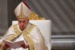 El papa Francisco está de pie, se puede sentar y sigue tratamiento para neumonía bilateral