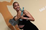Zoe Saldaña gana el SAG en una noche donde ‘Conclave’ y Timothée Chalamet sorprendieron