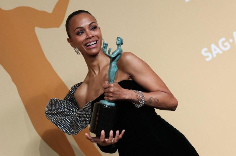 Zoe Saldaña gana el SAG en una noche donde ‘Conclave’ y Timothée Chalamet sorprendieron