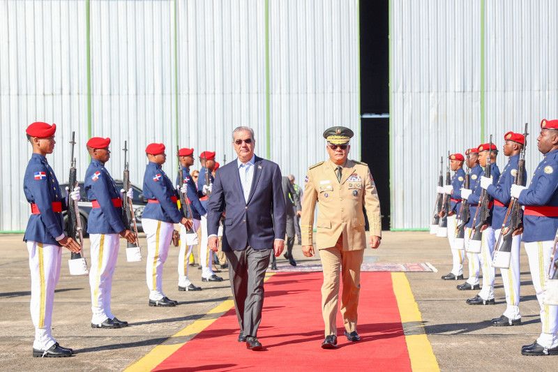 Luis Abinader salió a Uruguay para acudir a toma de posesión de Yamandú Orsi