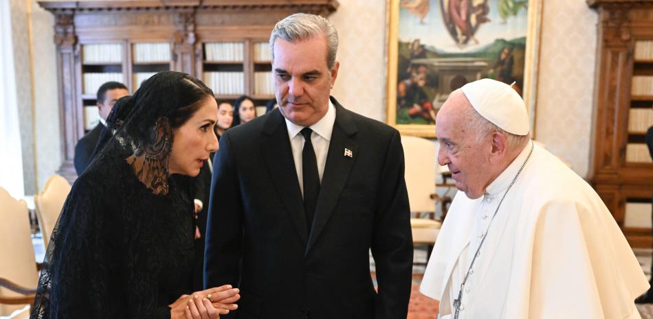 Abinader y la primera dama viajan este viernes a Roma para el funeral del papa