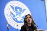 Le roban el bolso a la secretaria de Seguridad Nacional de EEUU mientras cenaba con su familia
