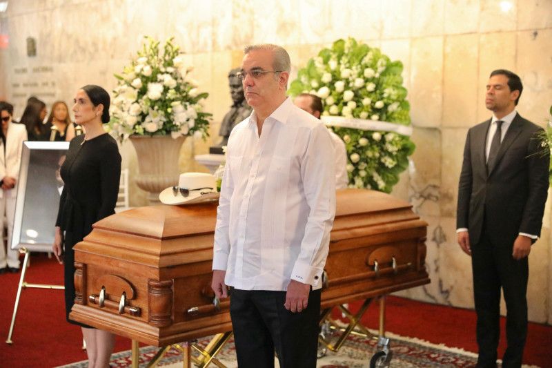 Afligidos, el presidente Abinader y la primera dama hacen guardia de honor ante féretro de Rubby Pérez