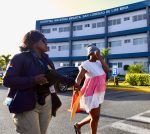 Haitianos llegan con papeles en manos a los hospitales