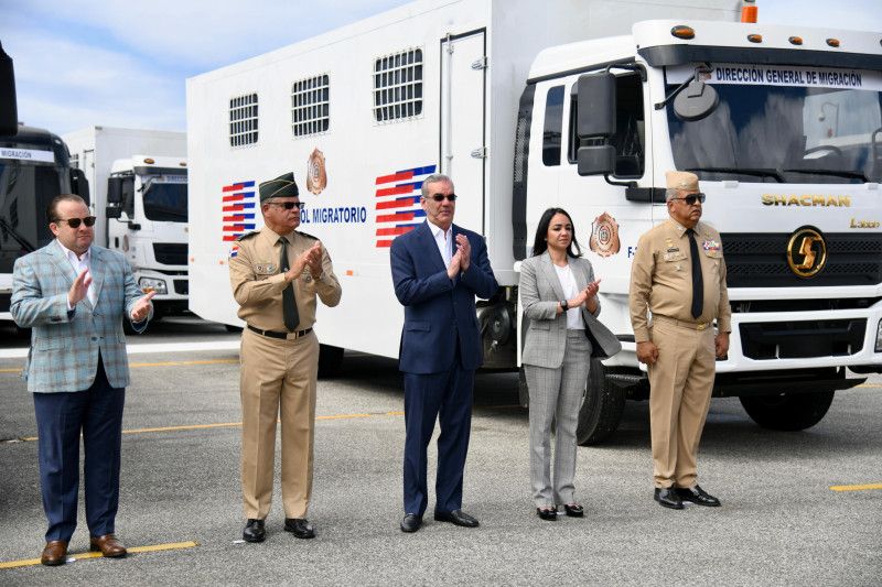 Gobierno entrega 50 camiones y 8 autobuses para reforzar repatriaciones de haitianos