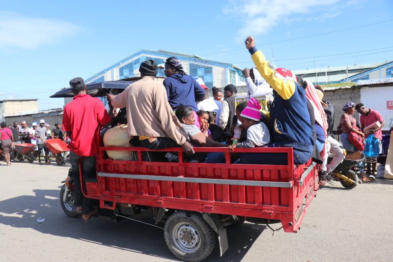 Cientos de haitianos regresan a su país al huir de las medidas migratorias tomadas por RD