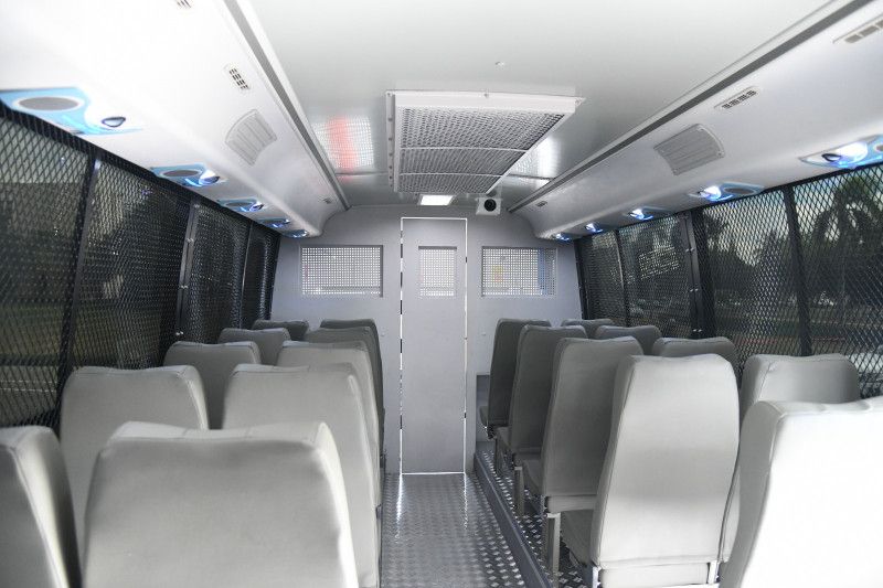 Aires, cámaras o baños: Así son por dentro los nuevos vehículos que se usarán en las deportaciones de haitianos