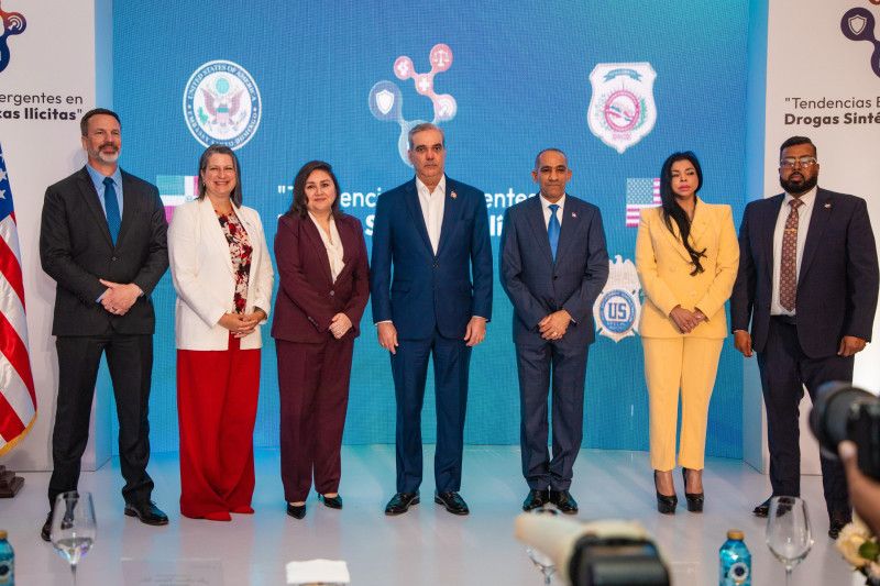 Abinader asiste a conferencia de embajada de EE.UU., donde le dan crédito por responder a lucha contra las drogas sintéticas