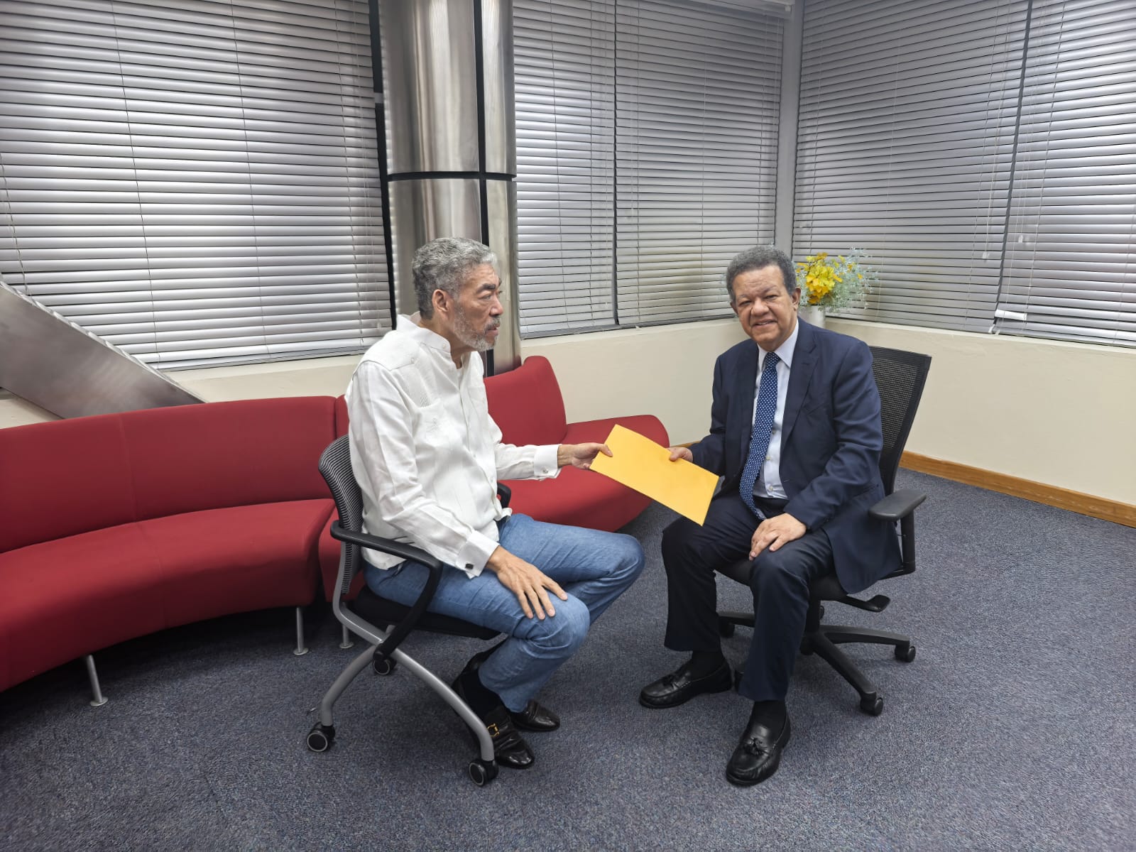 Miguel Mejía entrega a Leonel Fernández propuesta por el rescate de la soberanía