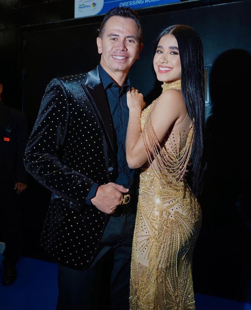 Jhonny Rivera, de 51 años, le pide matrimonio a su novia, de 21, durante un concierto