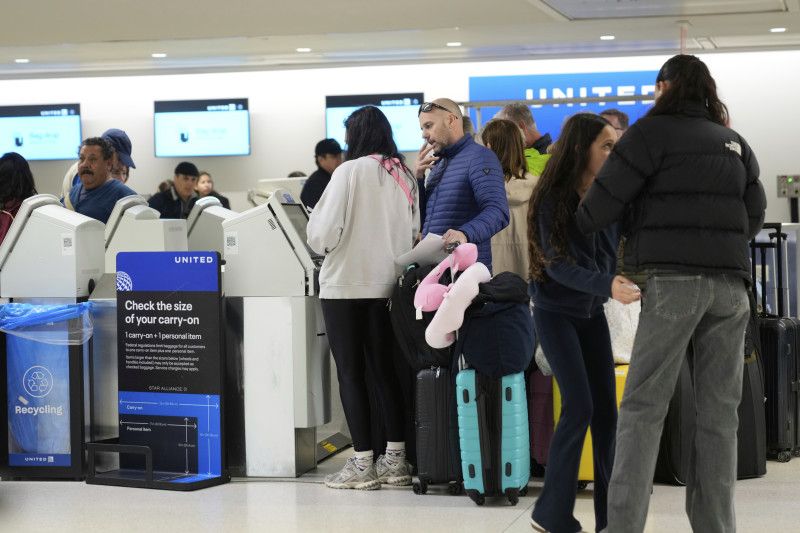 Cancelan al menos 100 vuelos en aeropuerto de Newark por fallo en controladores aéreos