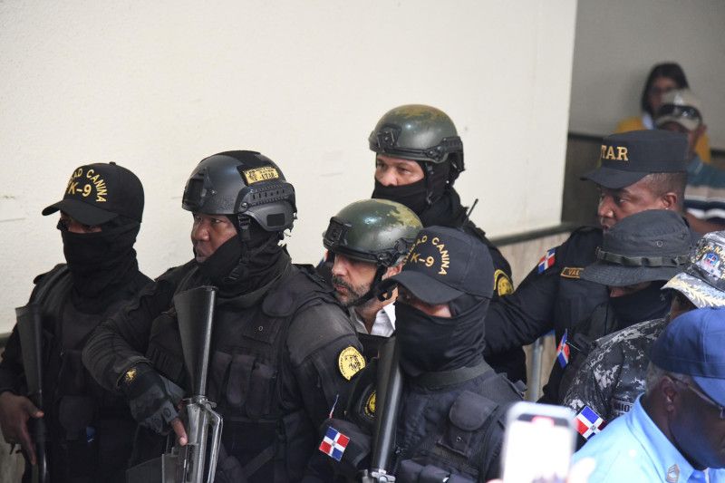 Maribel y Antonio Espaillat llevados a la sala de audiencia para conocerles medidas de coerción