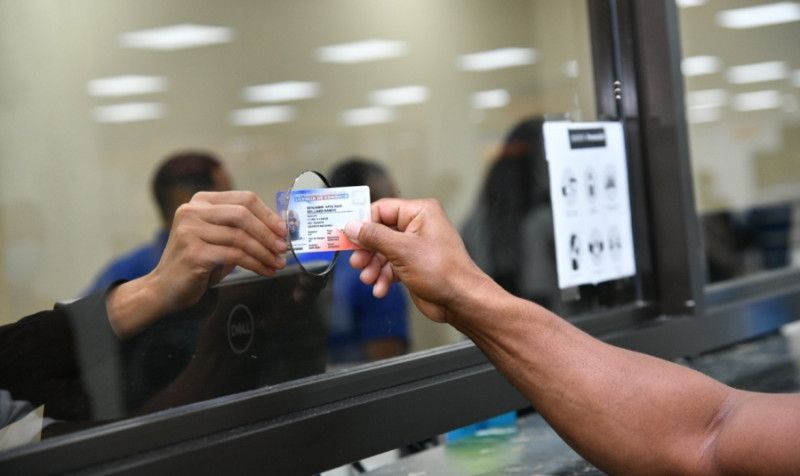 Banreservas sigue cobrando RD$1,900 por renovar licencia a mayores de 65 años, pese a rebaja del 50%