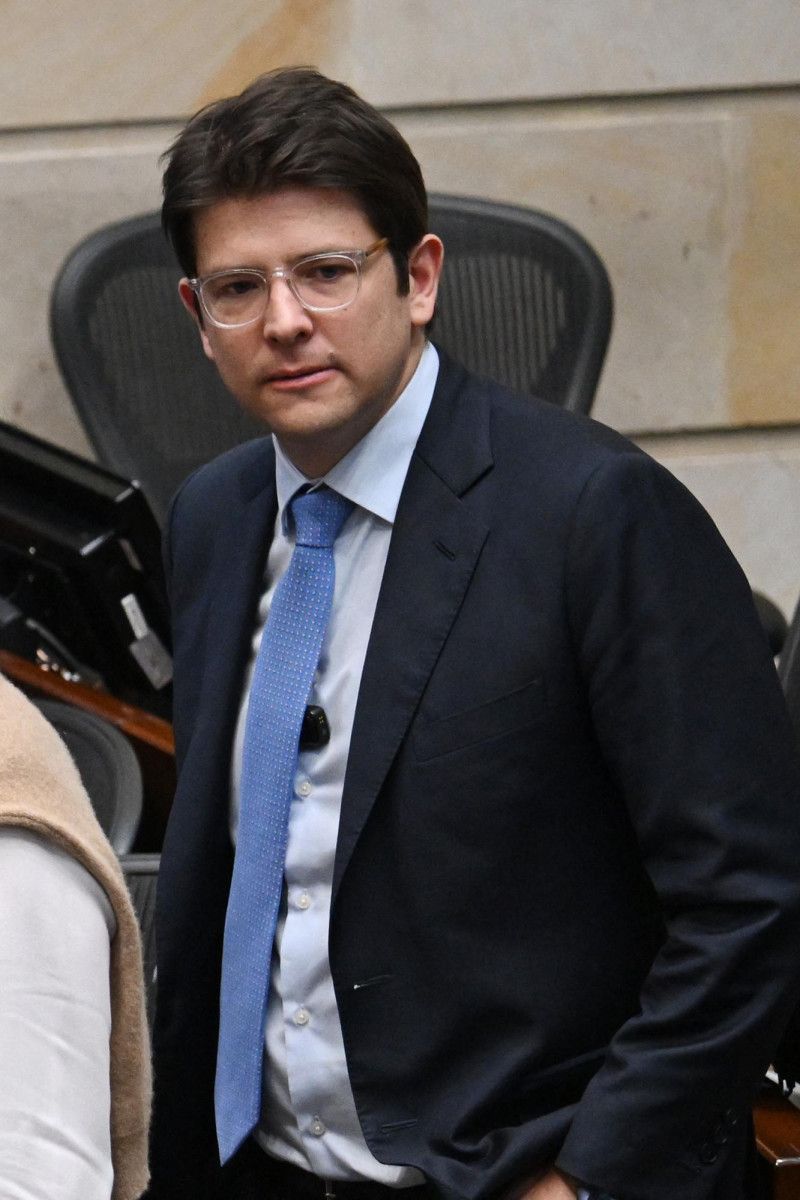 El senador Miguel Uribe muestra mejora clínica y comienza rehabilitación neurológica