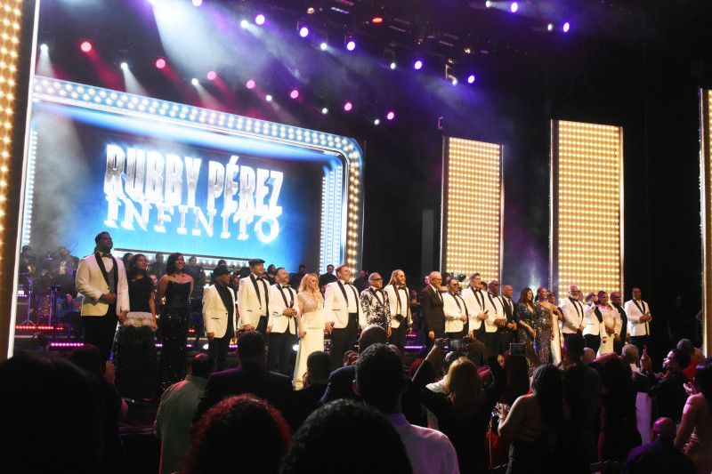 Decenas de artistas honran a Rubby Pérez en un espectáculo que abrazó la IA y los recuerdos