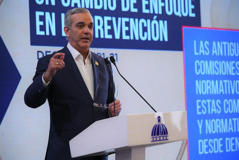 Abinader insta aprobar códigos Penal y Laboral