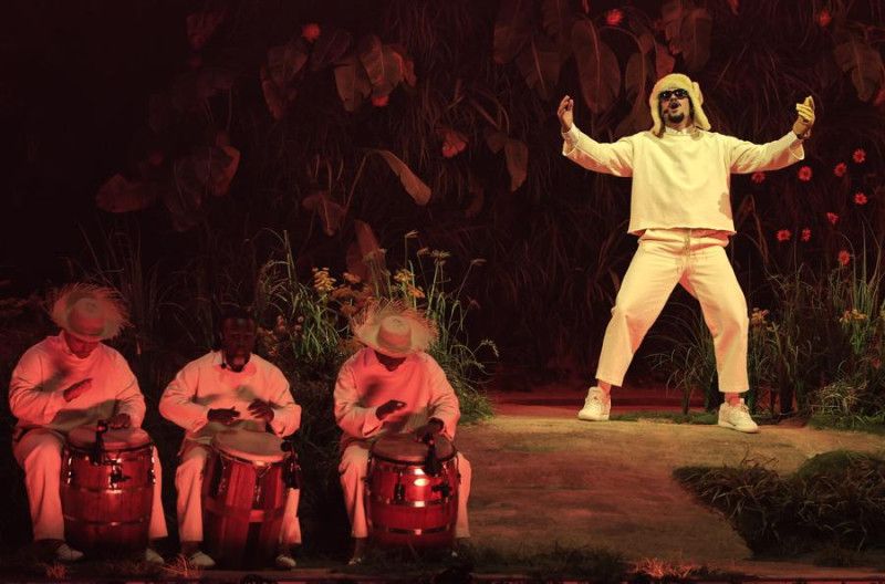 “Una pesadilla para los animales”: PETA denuncia a Bad Bunny por usar gallinas en sus conciertos