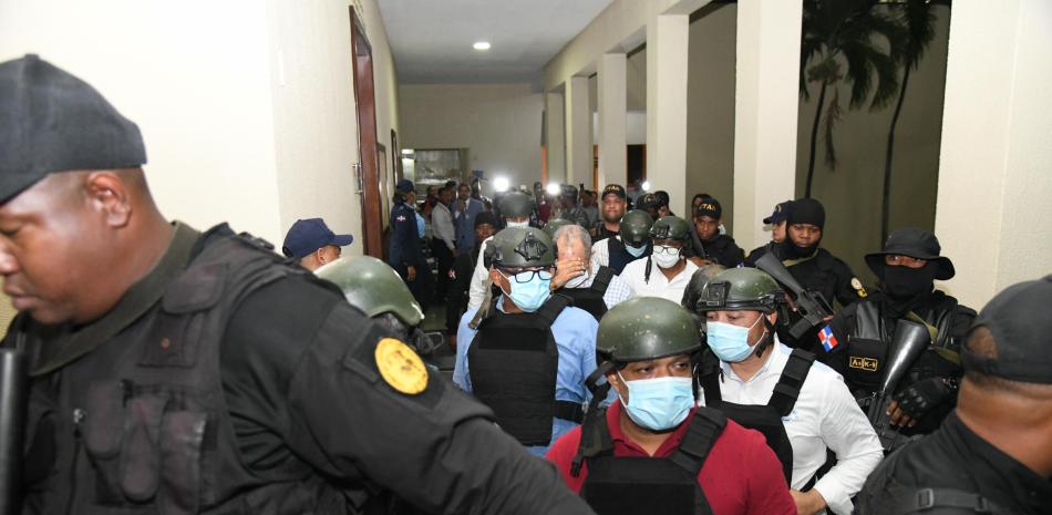 Juez da 8 meses de plazo al MP para culminar investigación en supuesta red de estafa